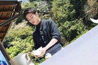 だご汁を振る舞う佐藤健。