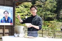 だご汁を振る舞う佐藤健。