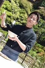 だご汁を振る舞う佐藤健。