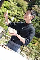 だご汁を振る舞う佐藤健。