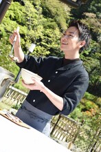 だご汁を振る舞う佐藤健。