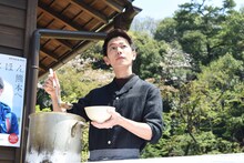 だご汁を振る舞う佐藤健。