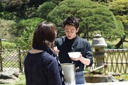 だご汁を振る舞う佐藤健(奥)。