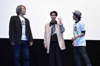 ポーズを相談する登壇者たち。