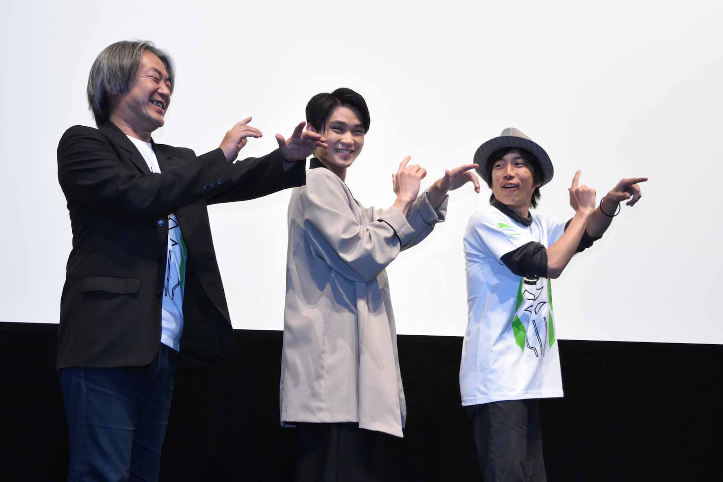ポーズを相談する登壇者たち。
