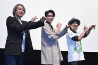 「アラン英雄伝」上映会の様子。仮面ライダーネクロムのポーズをする登壇者たち。