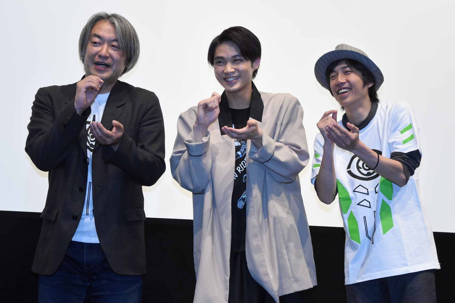 「アラン英雄伝」上映会の様子。たこ焼きポーズをする登壇者たち。