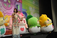 モグタン（右端）と会えたことを喜ぶ木下優樹菜。