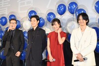 「映画 夜空はいつでも最高密度の青色だ」完成披露の様子。