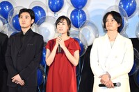 「映画 夜空はいつでも最高密度の青色だ」完成披露の様子。左から松田龍平、石橋静河、池松壮亮。