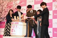 「いつまた、君と ～何日君再来（ホーリージュンザイライ）～」完成披露舞台挨拶の様子。