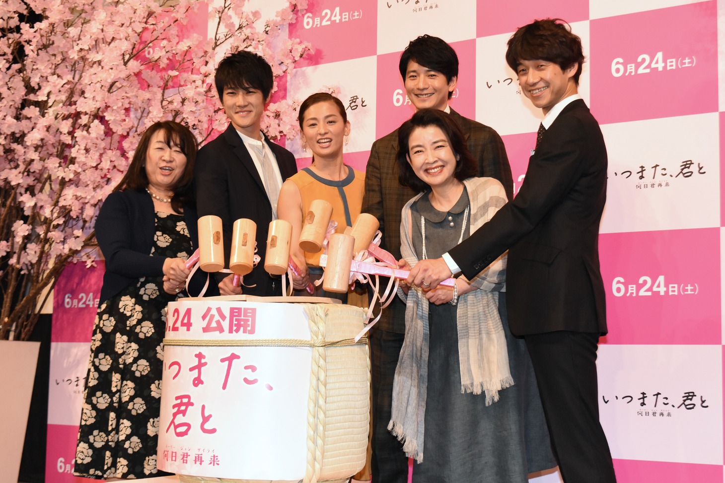 「いつまた、君と ～何日君再来（ホーリージュンザイライ）～」完成披露舞台挨拶の様子。
