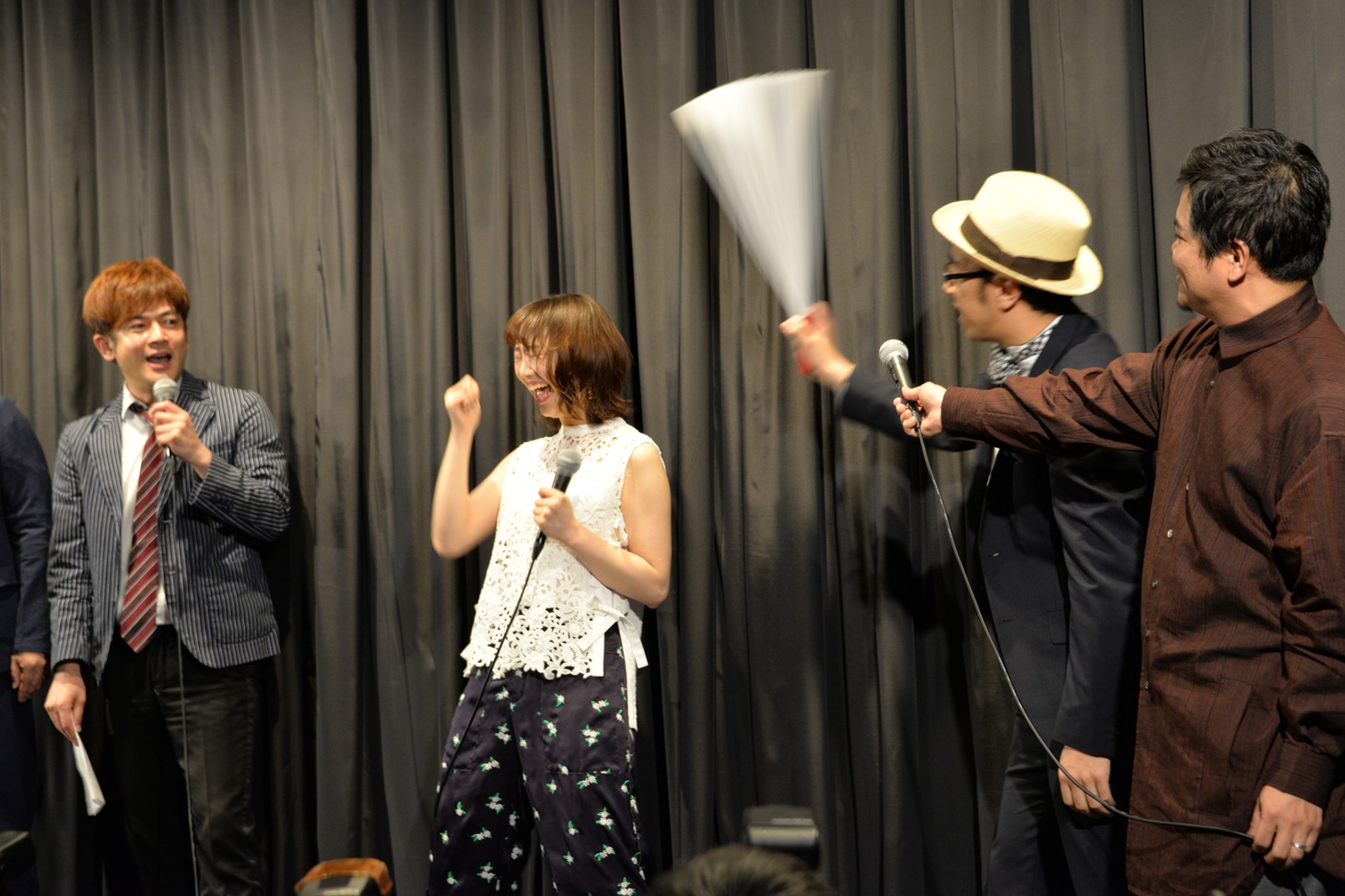 角田晃広（中央右）からハリセン叩きを受ける松井玲奈（中央左）。
