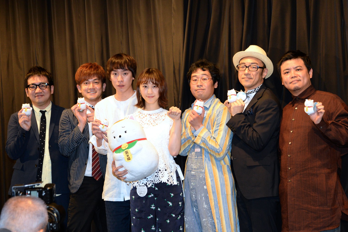 「笑う招き猫」完成披露上映会にて、左からなすなかにし、落合モトキ、松井玲奈、前野朋哉、角田晃広（東京03）、飯塚健。