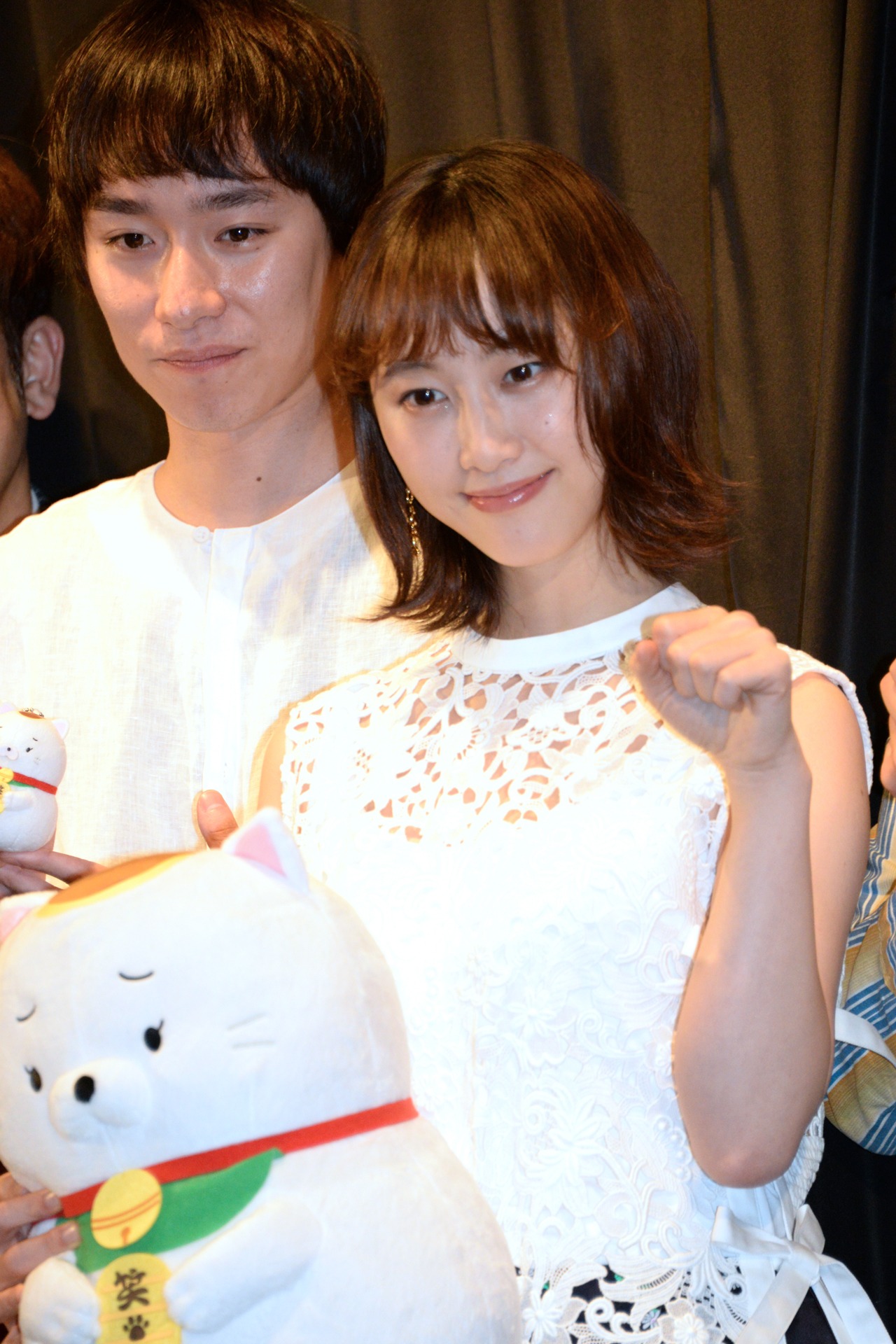 松井玲奈（右）と落合モトキ（左）。