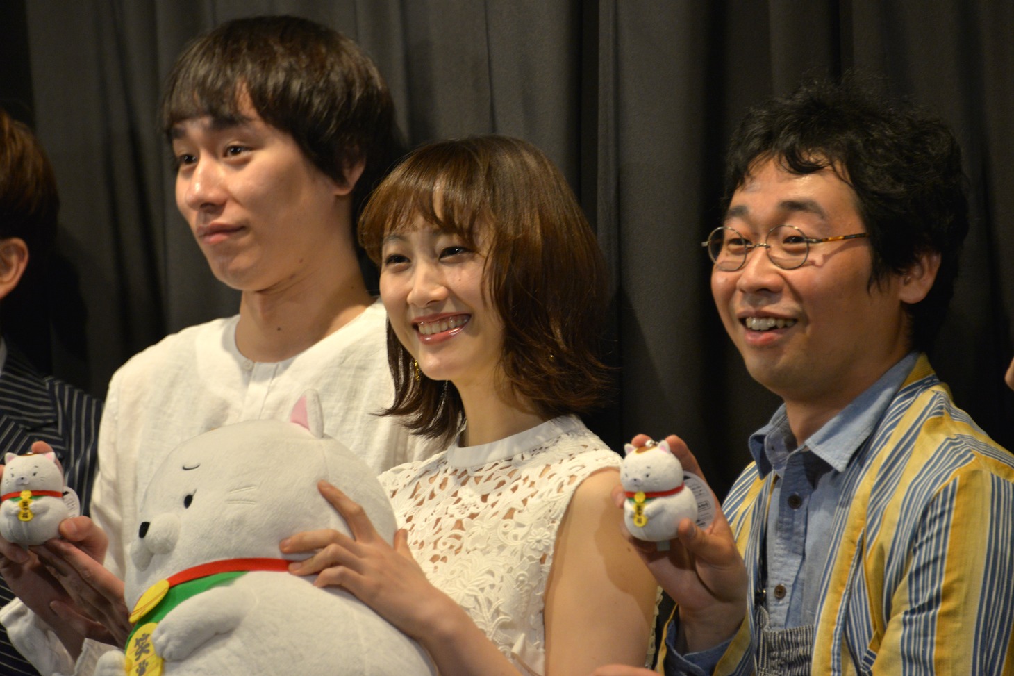左から落合モトキ、松井玲奈、前野朋哉。