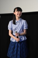 司会に笑顔を向ける芦田愛菜。