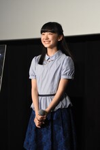客席に笑顔を向ける芦田愛菜。