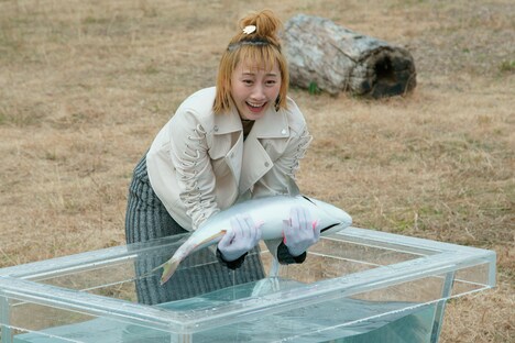 大喜利のお題となった、アカコが鰤を持つシーン。