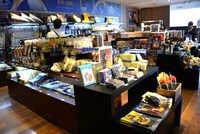 「『美女と野獣』の世界展 at GINZA MITSUKOSHI」グッズ売り場の様子。