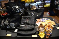 「『美女と野獣』の世界展 at GINZA MITSUKOSHI」で販売されているグッズ。