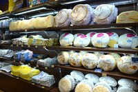 「『美女と野獣』の世界展 at GINZA MITSUKOSHI」で販売されているグッズ。