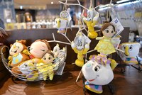 「『美女と野獣』の世界展 at GINZA MITSUKOSHI」で販売されているグッズ。