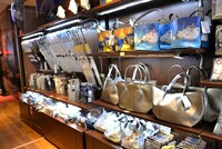 「『美女と野獣』の世界展 at GINZA MITSUKOSHI」で販売されているグッズ。