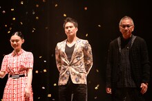 木村拓哉にエスコートされて登場した杉咲花（左）。