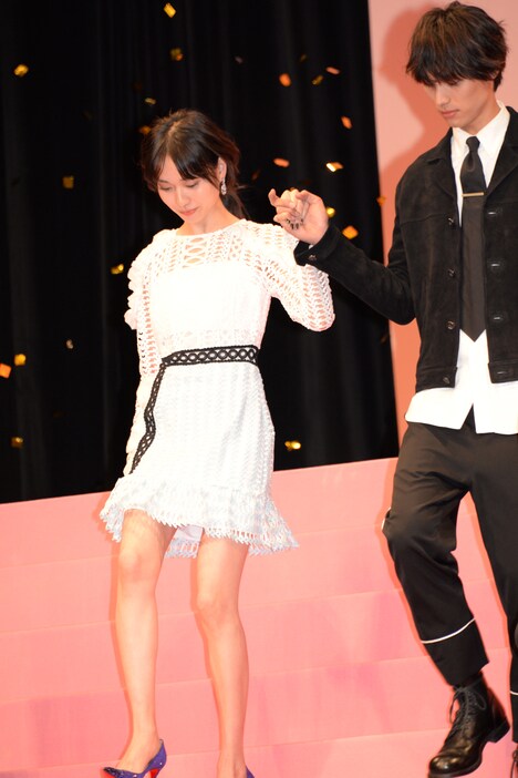 戸田恵梨香（左）をエスコートする福士蒼汰（右）。