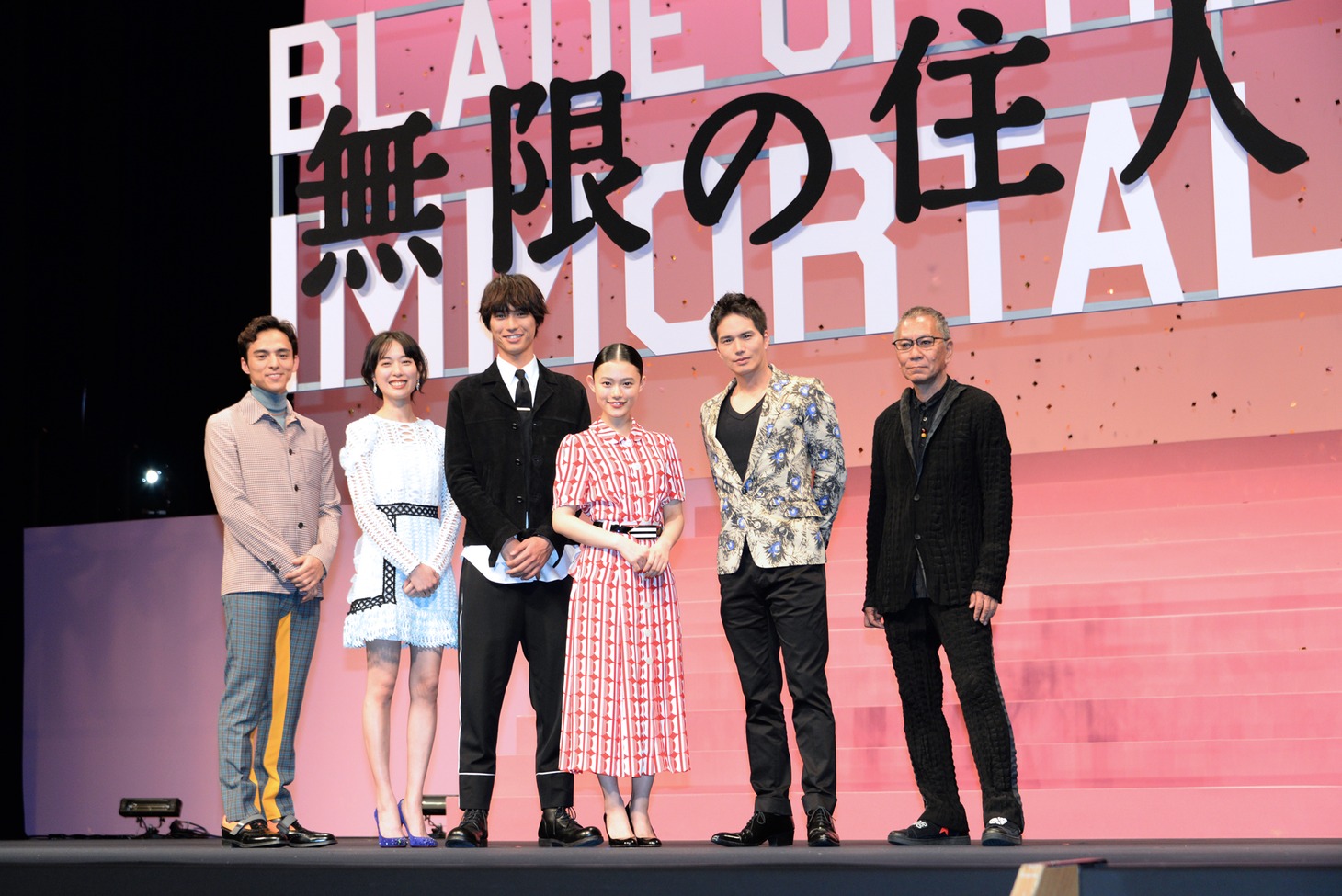 「無限の住人」ジャパンプレミアにて、左から満島真之介、戸田恵梨香、福士蒼汰、杉咲花、市原隼人、三池崇史。