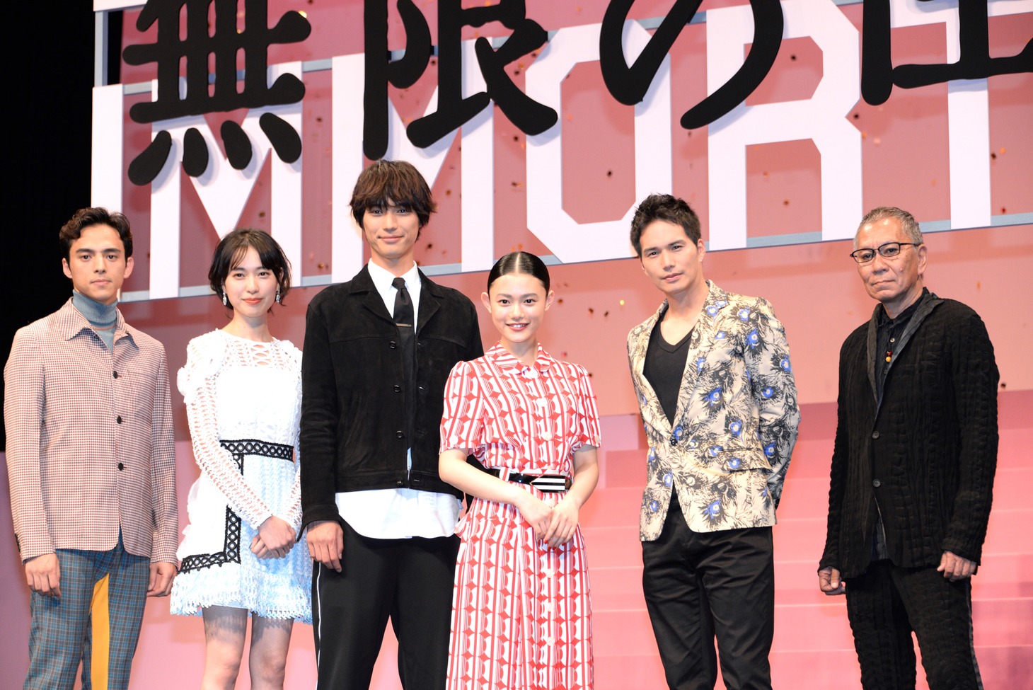 「無限の住人」ジャパンプレミアにて、左から満島真之介、戸田恵梨香、福士蒼汰、杉咲花、市原隼人、三池崇史監督。