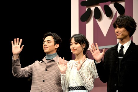左から満島真之介、戸田恵梨香、福士蒼汰。