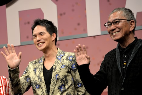 左から市原隼人、三池崇史。