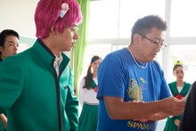 「斉木楠雄のΨ難」撮影現場の様子。左から山崎賢人、福田雄一。