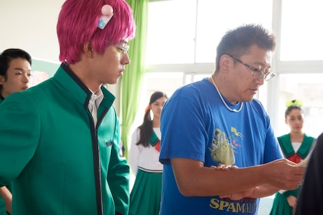 「斉木楠雄のΨ難」撮影現場の様子。左から山崎賢人、福田雄一。