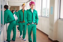 「斉木楠雄のΨ難」撮影現場の様子。奥から新井浩文、山崎賢人。