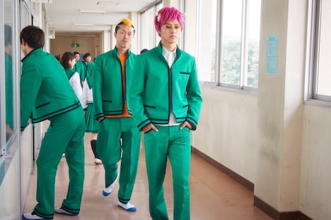 「斉木楠雄のΨ難」撮影現場の様子。奥から新井浩文、山崎賢人。