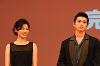 左から本仮屋ユイカ、真剣佑。