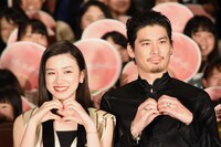 ハートマークを作る永野芽郁（左）、水上剣星（右）。