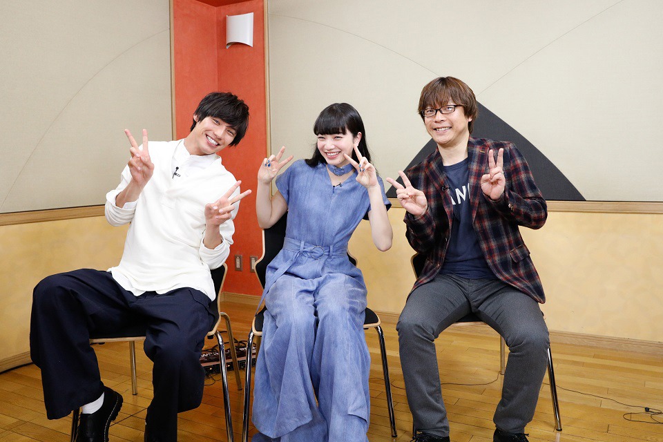 「ぼくは明日、昨日のきみとデートする」ビジュアルコメンタリー収録の様子。左から福士蒼汰、小松菜奈、三木孝浩。