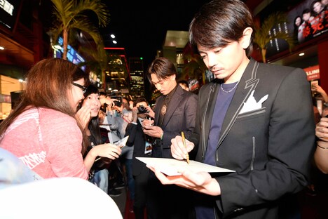 ファンとの交流を楽しむ青柳翔(手前)とAKIRA(奥)。