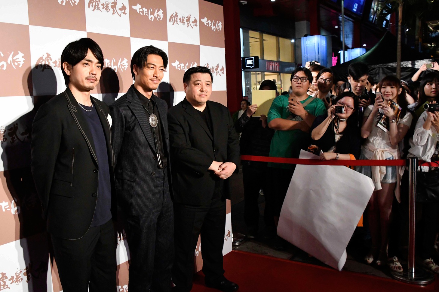「たたら侍」台湾プレミアの様子。左から青柳翔、AKIRA、錦織良成。