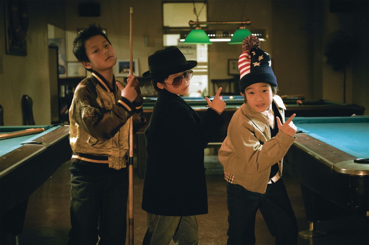 映画「イイネ！ イイネ！ イイネ！」より、少年時代のドブオ、ケン、トニー（左から）。
