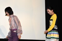 左から橋本愛、永野芽郁。