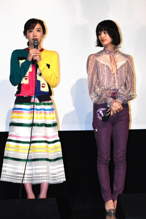 左から永野芽郁、橋本愛。