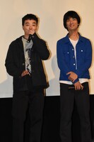 左から染谷将太、音楽監修を担当したトクマルシューゴ。