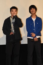 左から染谷将太、音楽監修を担当したトクマルシューゴ。