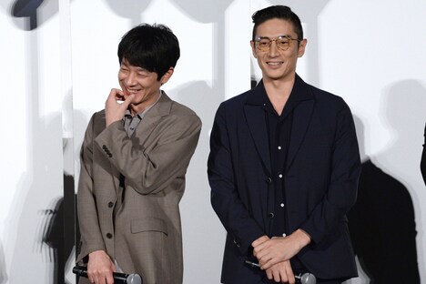 左から加瀬亮、伊勢谷友介。