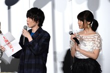 「上海決定」と書かれた紙を見て驚く神木隆之介（左）と有村架純（右）。